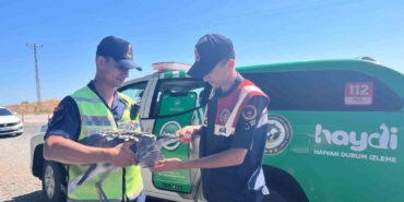 Yaralı leyleğe jandarma şefkati