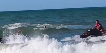 Yasağa rağmen denize giren kişi boğulmaktan son anda kurtarıldı