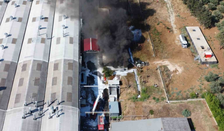 Yat fabrikasındaki yangın 4,5 saat sonra kontrol altına alındı