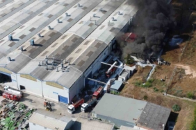 Yat fabrikasındaki yangına 70 personelin müdahalesi sürüyor