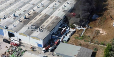 Yat fabrikasındaki yangına 70 personelin müdahalesi sürüyor