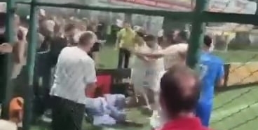 Yeşil saha boks ringine dönüştü, kavgayı ayırmak isteyen eski basın mensubu darp edildi