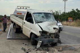 Yola kontrolsüz çıkan tır kamyonete çarptı: 3 yaralı