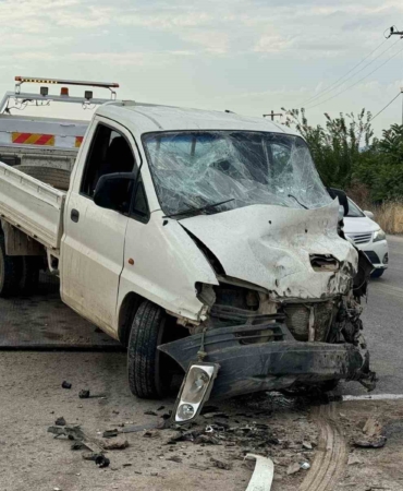 Yola kontrolsüz çıkan tır kamyonete çarptı: 3 yaralı