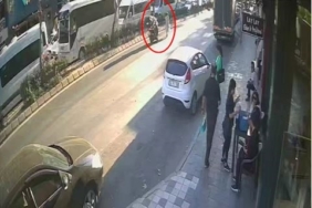 Yolun karşısına geçerken motosikletin çarptığı kadın yaralandı