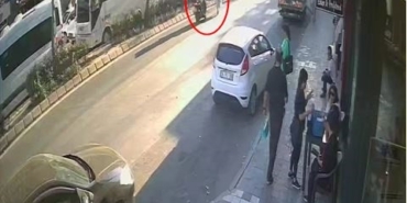 Yolun karşısına geçerken motosikletin çarptığı kadın yaralandı