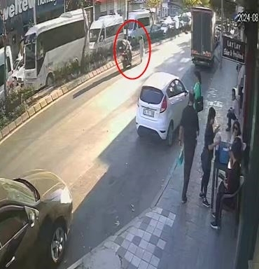 Yolun karşısına geçerken motosikletin çarptığı kadın yaralandı