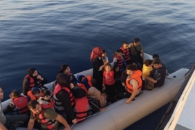 Yunan unsurlarınca ölüme terk edilen 11’i çocuk, 26 kaçak göçmen kurtarıldı