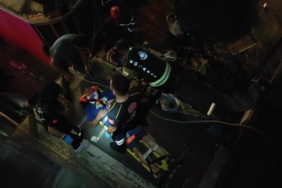 Yürüyen merdivenden kafenin çatısına düştü