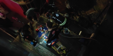 Yürüyen merdivenden kafenin çatısına düştü