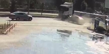 Zincirleme kaza kamerada: 2 yaralı