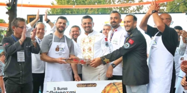 10 dakikada 15 metre börek yedi, altınları kazandı