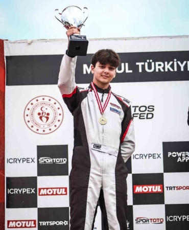 17 yaşındaki Karting Şampiyonu zirveye koşuyor