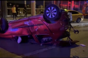 17 yaşındaki sürücü önce yayaya sonra cipe çarpıp takla attı: 4 yaralı