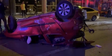 17 yaşındaki sürücü önce yayaya sonra cipe çarpıp takla attı: 4 yaralı