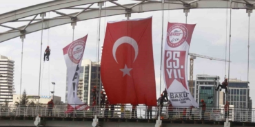 25.yıllarını köprüde bayrak açarak kutladılar