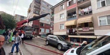 3 katlı binada yangın paniği: Mahsur kalanları itfaiye kurtardı
