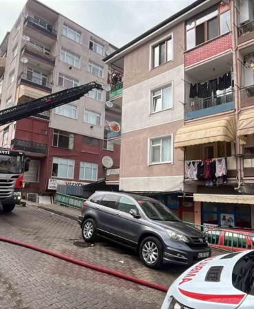 3 katlı binada yangın paniği: Mahsur kalanları itfaiye kurtardı