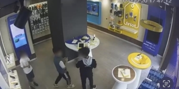 30 saniyede 195 bin lira değerindeki telefonları çalan şüpheliler yakalandı