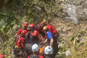 300 metrelik uçurumdaki ceset operasyonla çıkartıldı