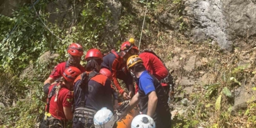 300 metrelik uçurumdaki ceset operasyonla çıkartıldı
