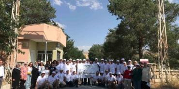 40 yıl sonra mezun oldukları lisede buluştular