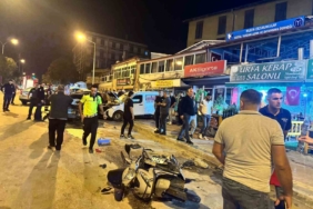 6 araca çarpan otomobilde 3 kişinin yaralandığı kaza güvenlik kamerasına yansıdı