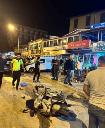 6 araca çarpan otomobilde 3 kişinin yaralandığı kaza güvenlik kamerasına yansıdı