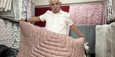 67 yıldır yorgan dikiyor