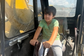 7 yaşındaki çocuk iş makinelerı kullanıyor