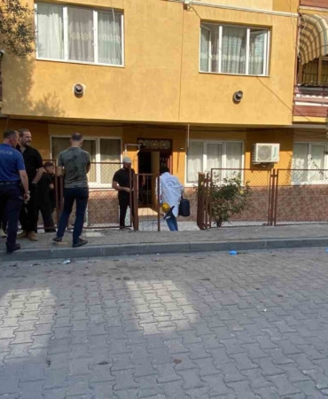 Abisiyle yaşadığı evde bıçaklanmış halde ölü bulundu