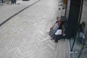 Absürt hırsızlık: Kameralara baka baka fincanı çaldı