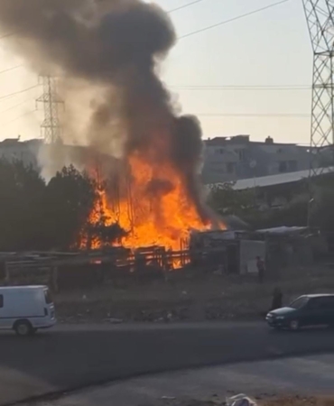 Ahır alev alev yandı, hayvanlar son anda kurtarıldı