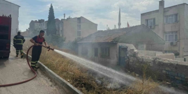 Akaryakıt istasyonu yakınında çıkan yangın paniğe neden oldu
