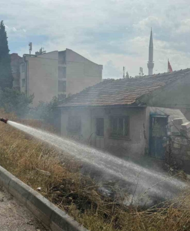 Akaryakıt istasyonu yakınında çıkan yangın paniğe neden oldu
