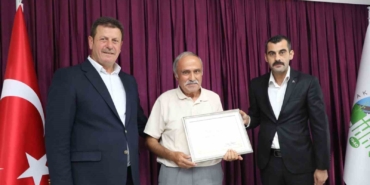 Akyazı’da 35 yıllık esnaflara şükran belgesi