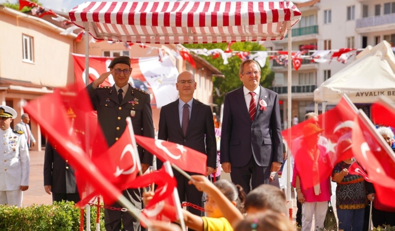 Altınova’da düşman işgalinden kurtuluşunu coşkuyla kutladı