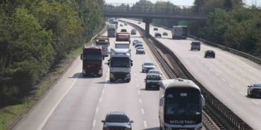 Anadolu Otoyolu’nda tır devrildi: Kilometrelerce araç kuyruğu oluştu