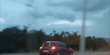 Anayolda ters yönde kilometrelerce son sürat ilerledi
