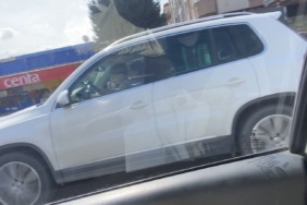 Anne kucağında çocuğuna cip sürdürdü, görenler şaştı kaldı