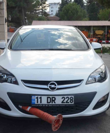 Arabaya ok gibi saplandı