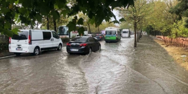 Araçlar suda mahsur kaldı: Koltuk suya kapıldı