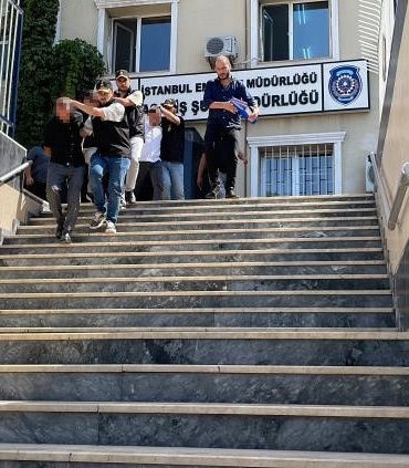 Arnavutköy’de iş yeri sahibinden 12 milyon lira haraç isteyen şüpheliler yakayı ele verdi
