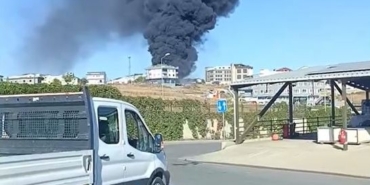 Arnavutköy’de otluk alanda çıkan yangın depoya sıçradı