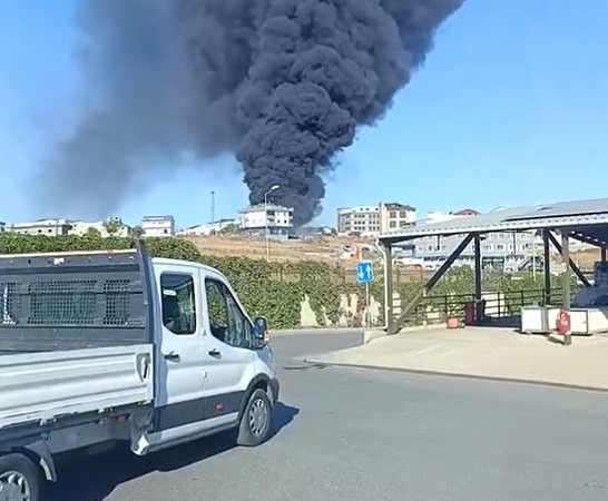 Arnavutköy’de otluk alanda çıkan yangın depoya sıçradı