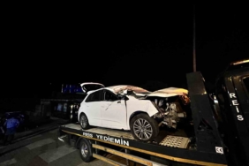 Arnavutköy’de otomobil restorana daldı, 4 kişi yaralandı: O anlar kamerada