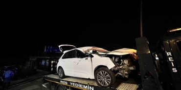 Arnavutköy’de otomobil restorana daldı, 4 kişi yaralandı: O anlar kamerada