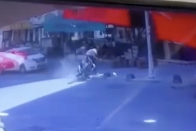 Arnavutköy’de polisten kaçan motosikletlilerin kaza yaptığı an kamerada