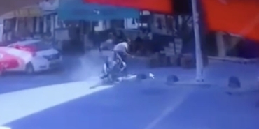 Arnavutköy’de polisten kaçan motosikletlilerin kaza yaptığı an kamerada