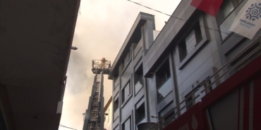 Ataşehir’de 4 katlı mobilya dükkanının çatısı alev alev yandı